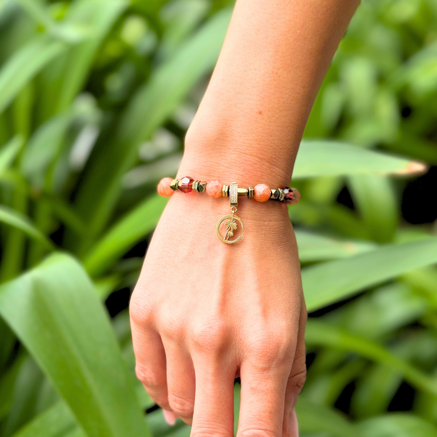 Emerald Phoenix Bileklik – 14 Ayar Altın Charm, Sunstone, Swarovski Kristal ve Hematit