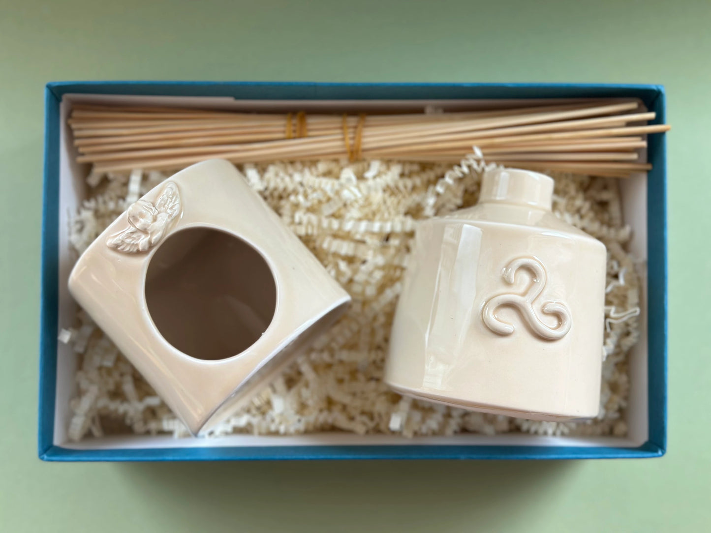 Triskelion & Melek Sembolü El Yapımı Seramik Oda Kokusu Şişesi ve Buhardanlık Seti