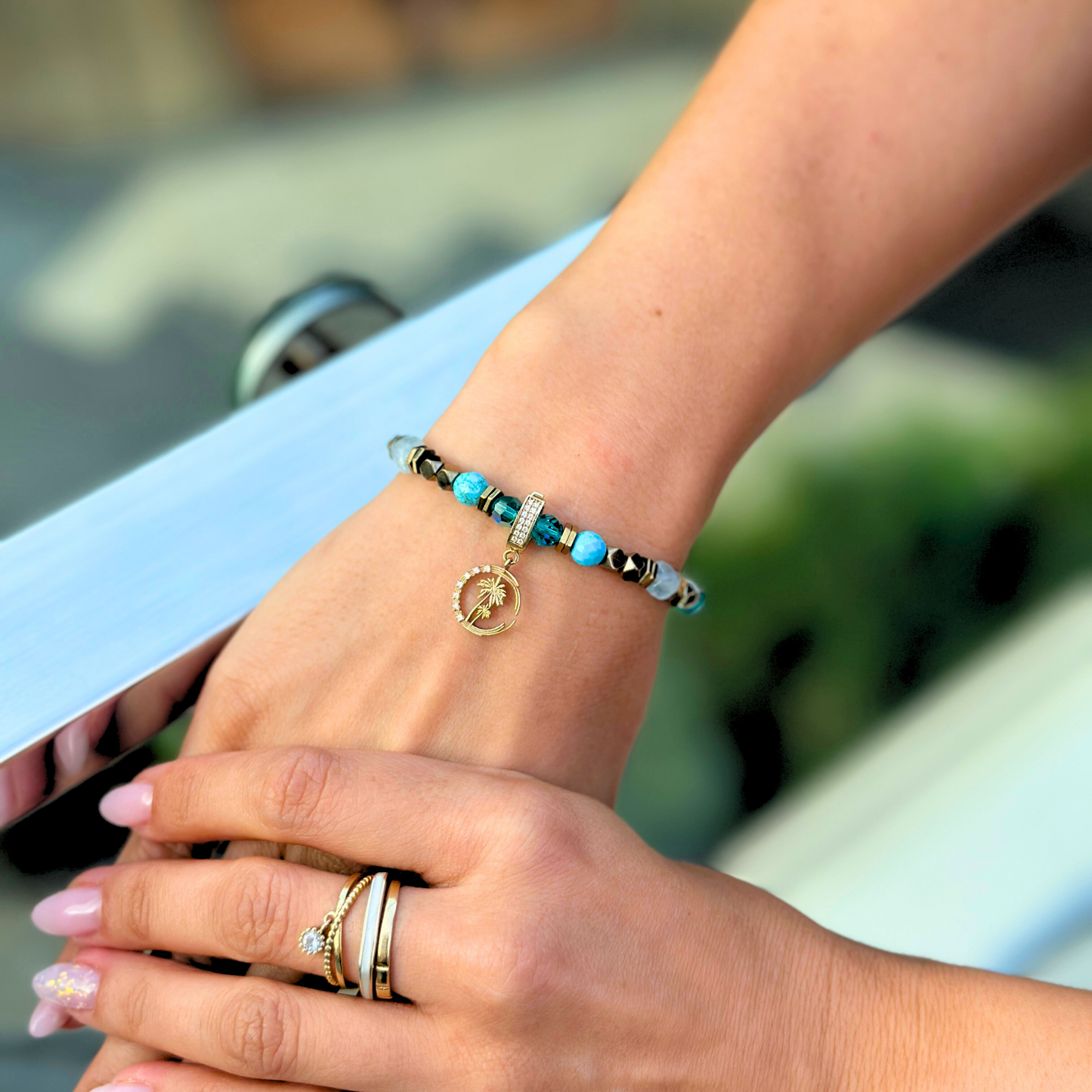 Cleopatra Bileklik – 14 Ayar Altın Charm, 7 Çakra Swarovski ve Doğal Taşlar (Turkuaz, Akuamarin, Hematit)