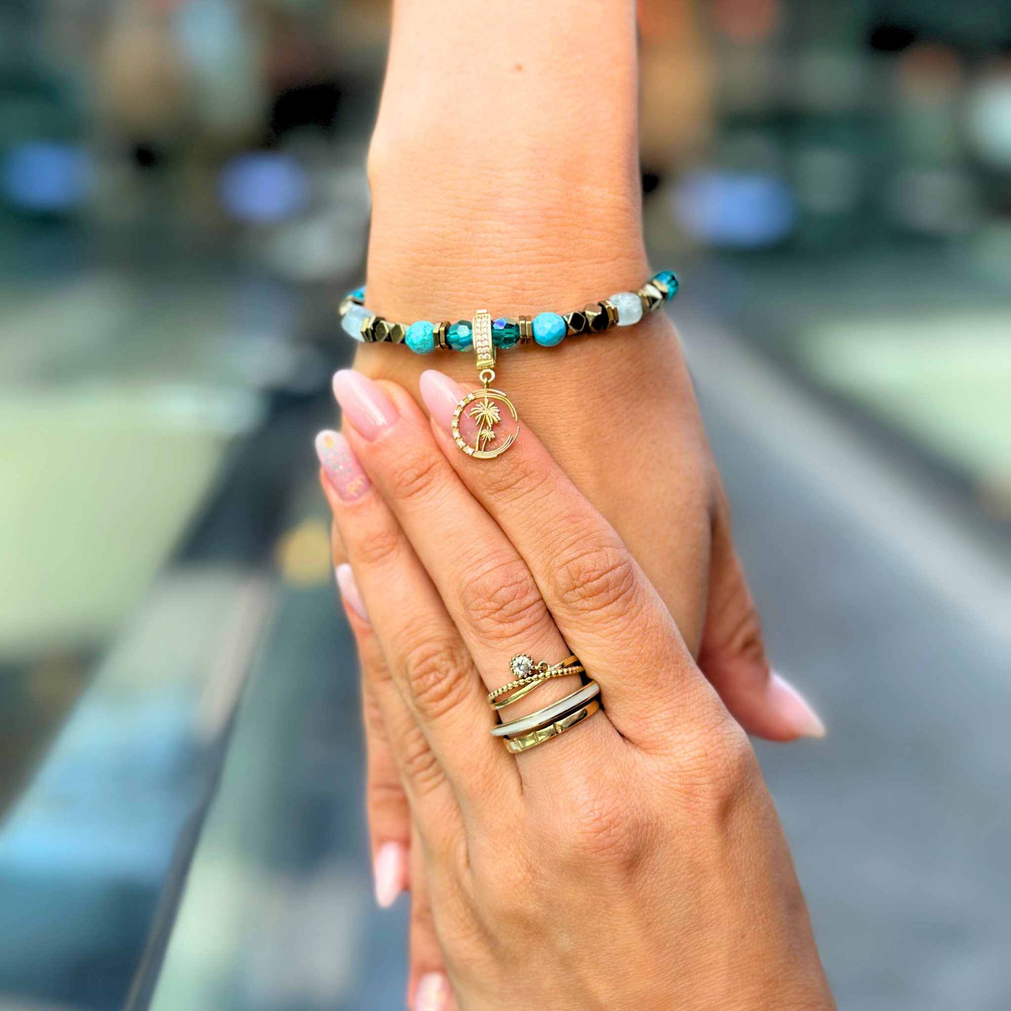 Cleopatra Bileklik – 14 Ayar Altın Charm, 7 Çakra Swarovski ve Doğal Taşlar (Turkuaz, Akuamarin, Hematit)