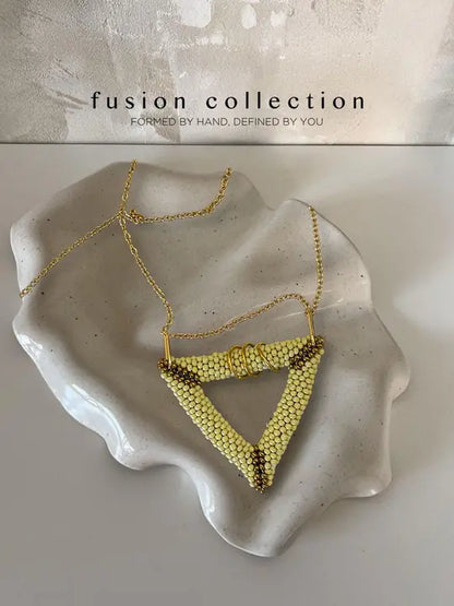 Fusion Özel İşleme Üçgen Kolye