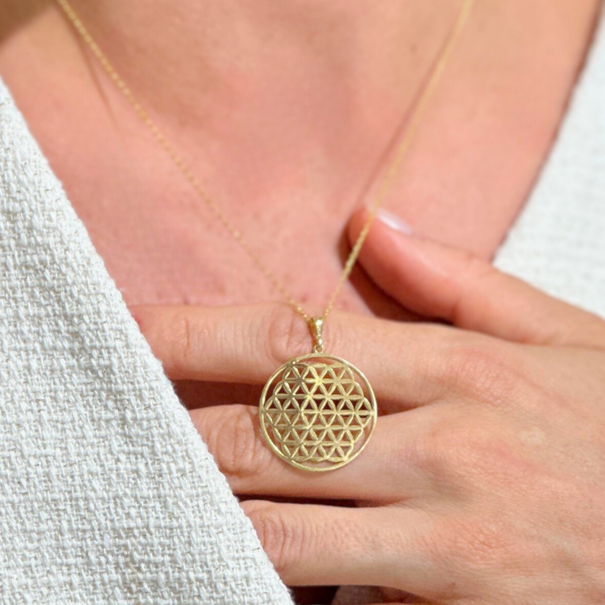 Yaşam Çiçeği Kolye – Spiritüel Enerji ve Koruma Simgesi